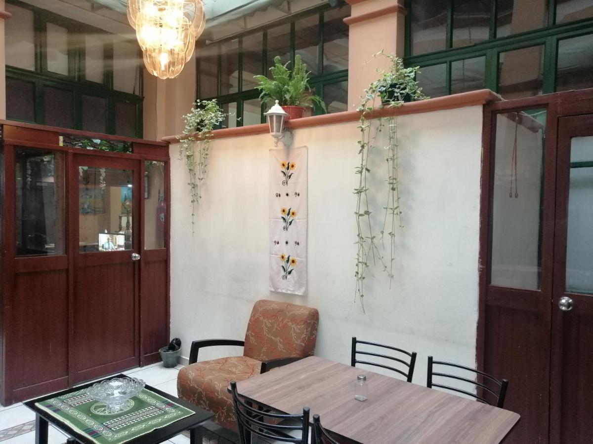 Hostal Victoria Quito Exterior photo